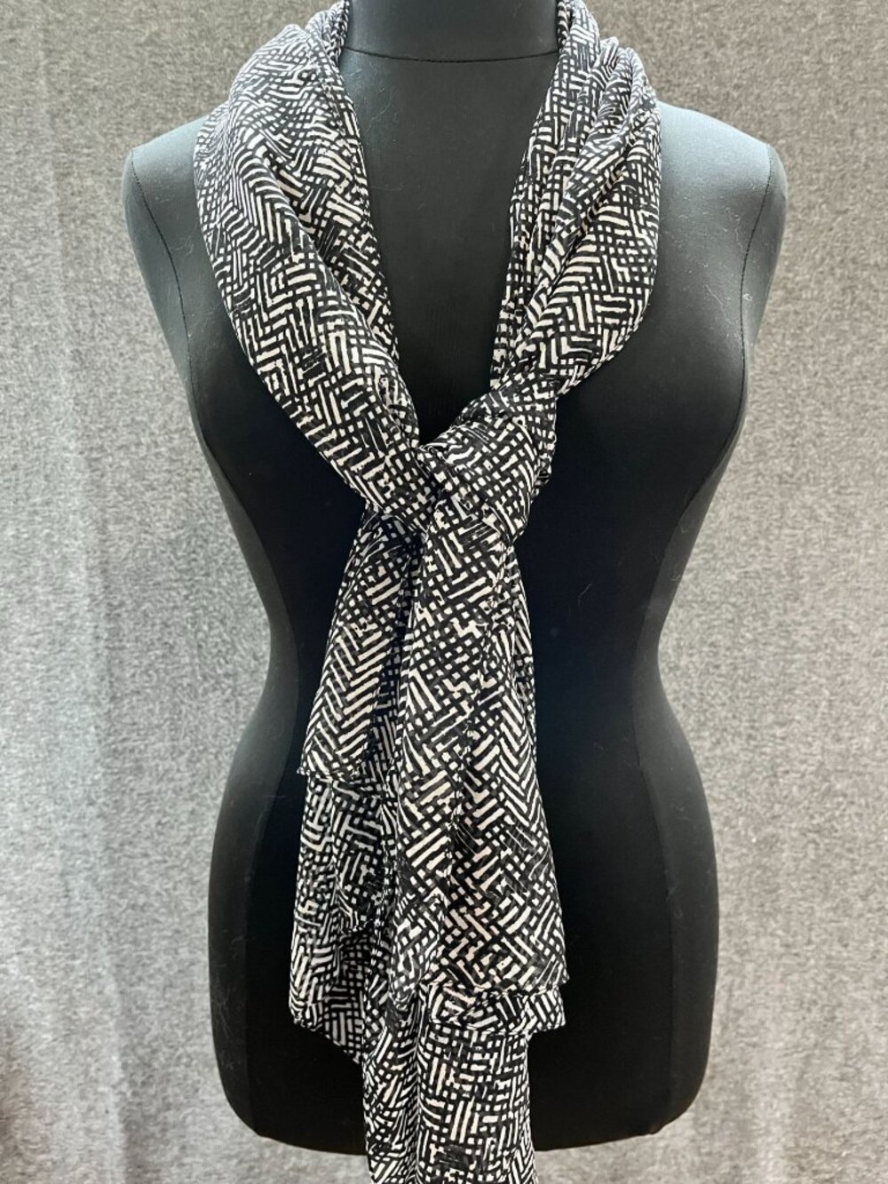 28x72 calvin klein black white chevron lines mcm womens scarf metal ck logo tag
